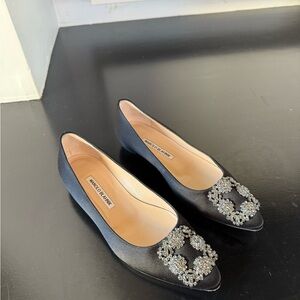 Manolo Blahnik Black Satin Hangisi Flat.